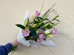 Kimppu tuoksuvista valkoisista liljoista ja maariankelloista.