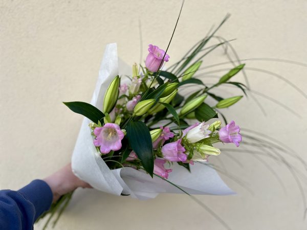 Kimppu tuoksuvista valkoisista liljoista ja maariankelloista.