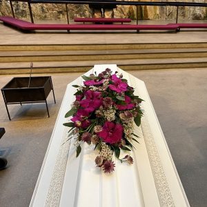 arkkulaite siunaustilaisuuteen Temppeliaukion kirkkoon.
