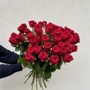 50 kpl.n punainen ruusukimppu toimituksella Helsingissä