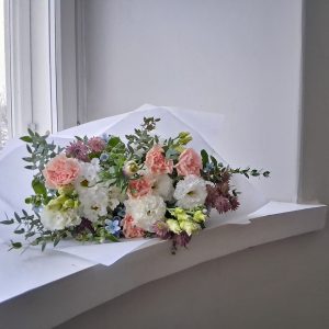 Kukkakimppu vauvaonnitteluun.